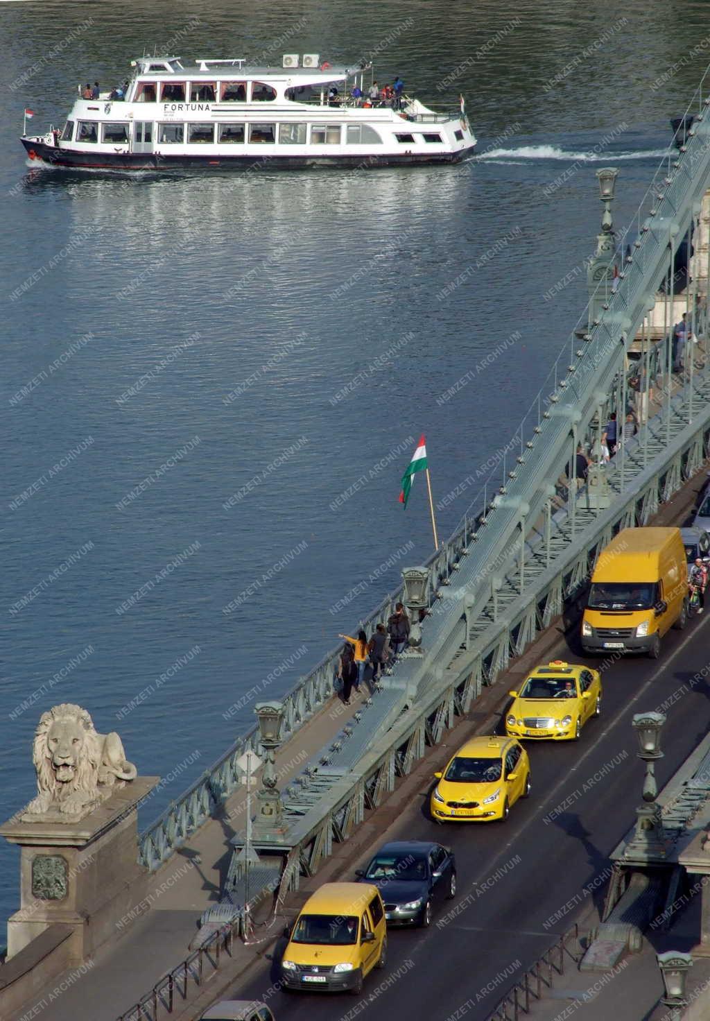 Közlekedés - Budapest – A Fortuna rendezvényhajó a Lánchídnál