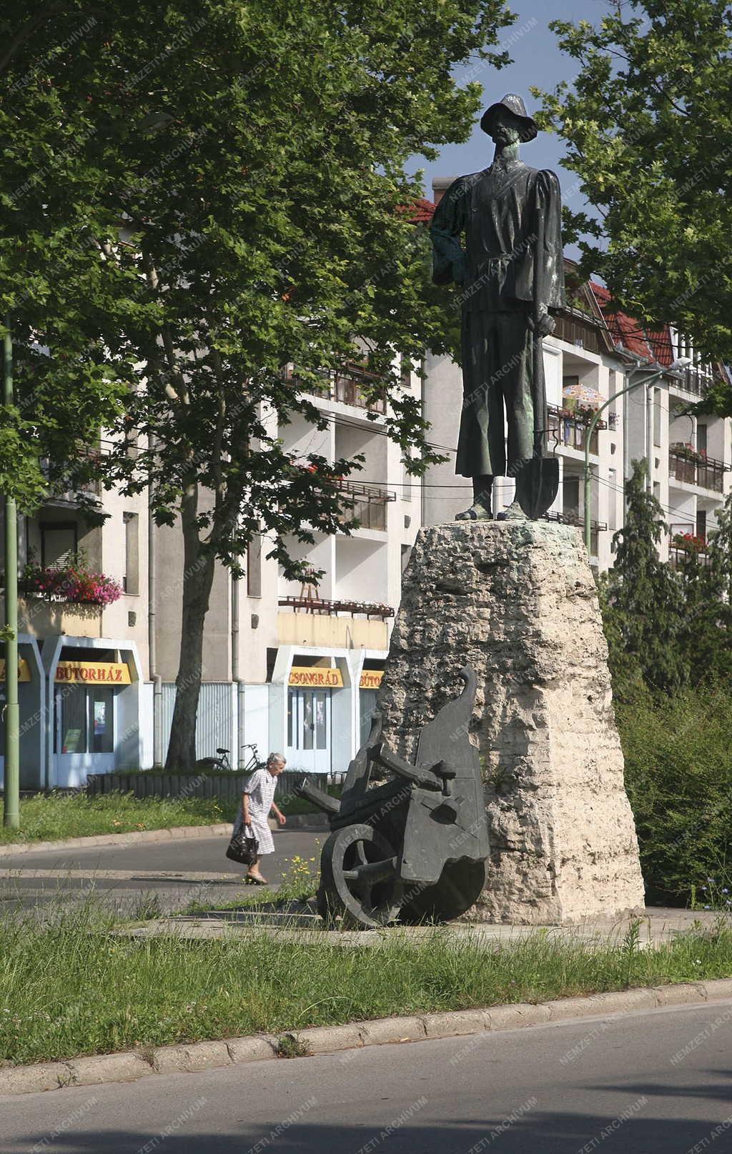 Műalkotás - Kubikus szobra Csongrádban