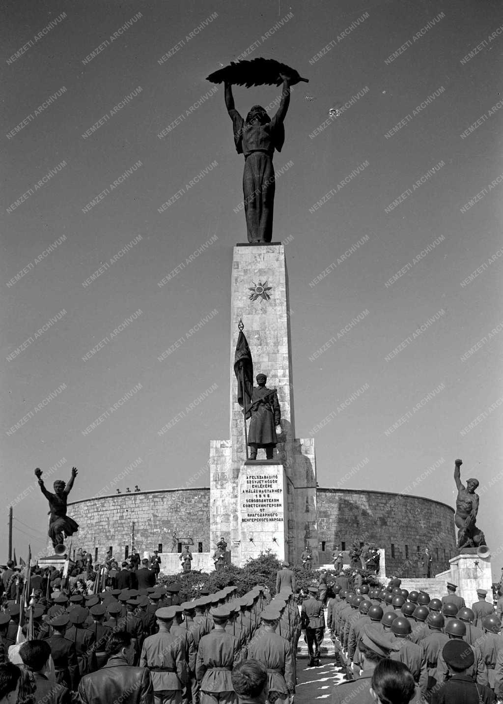 Ünnep - Április 4. - Koszorúzás a Gellért-hegyen