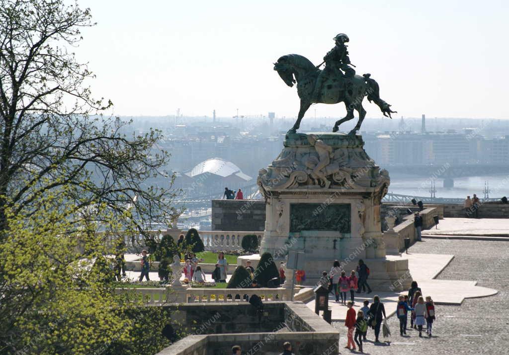 Zsáner - Budapest - Iskolások városnéző sétán a Budai Várban