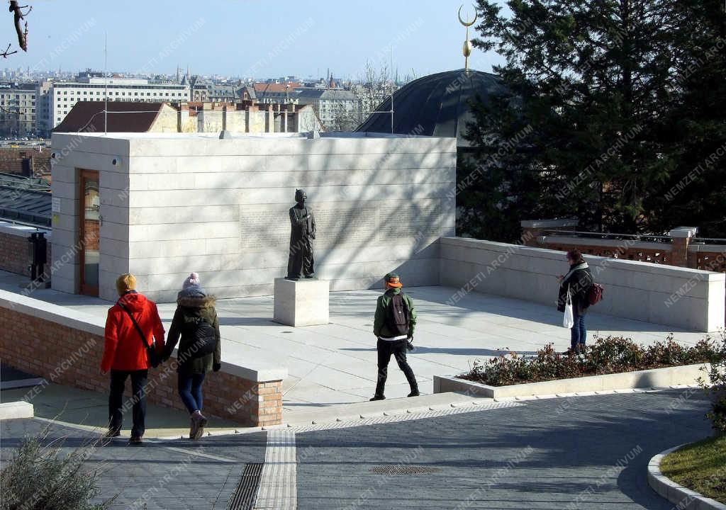 Idegenforgalom - Budapest - Turisták Gül Baba türbéjénél