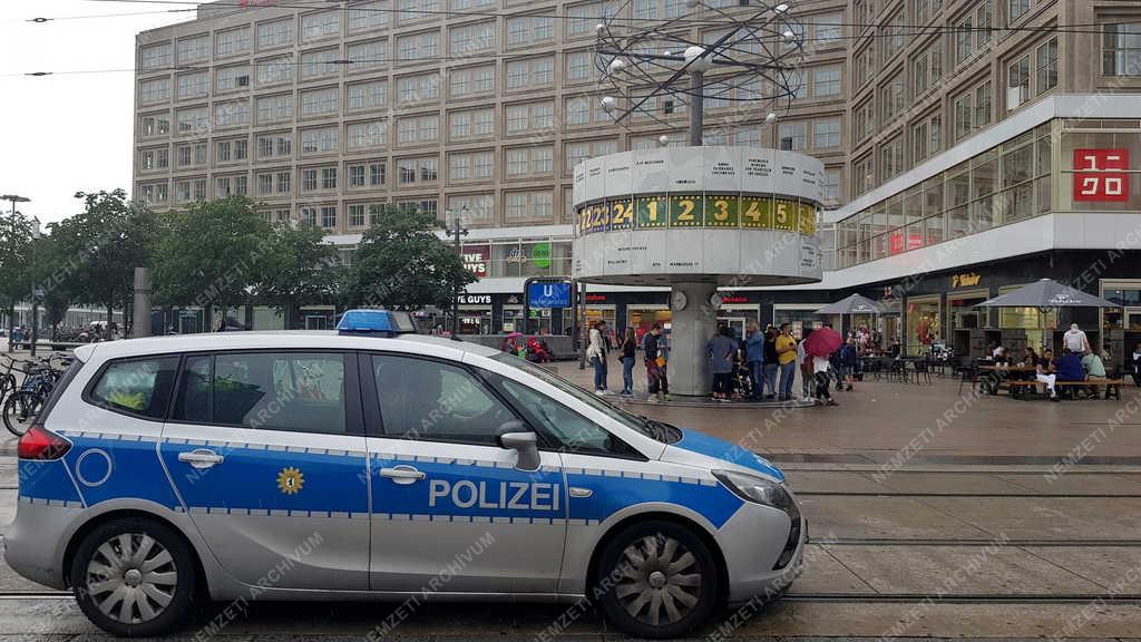 Városkép - Berlin - Uránia világóra