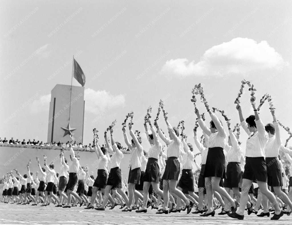 Történelem - Ünnep - KISZ-esek a május 1-jei felvonuláson