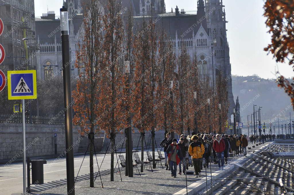 Városkép - Budapest - Gyalogos sétány a Duna pesti alsó rakpartján