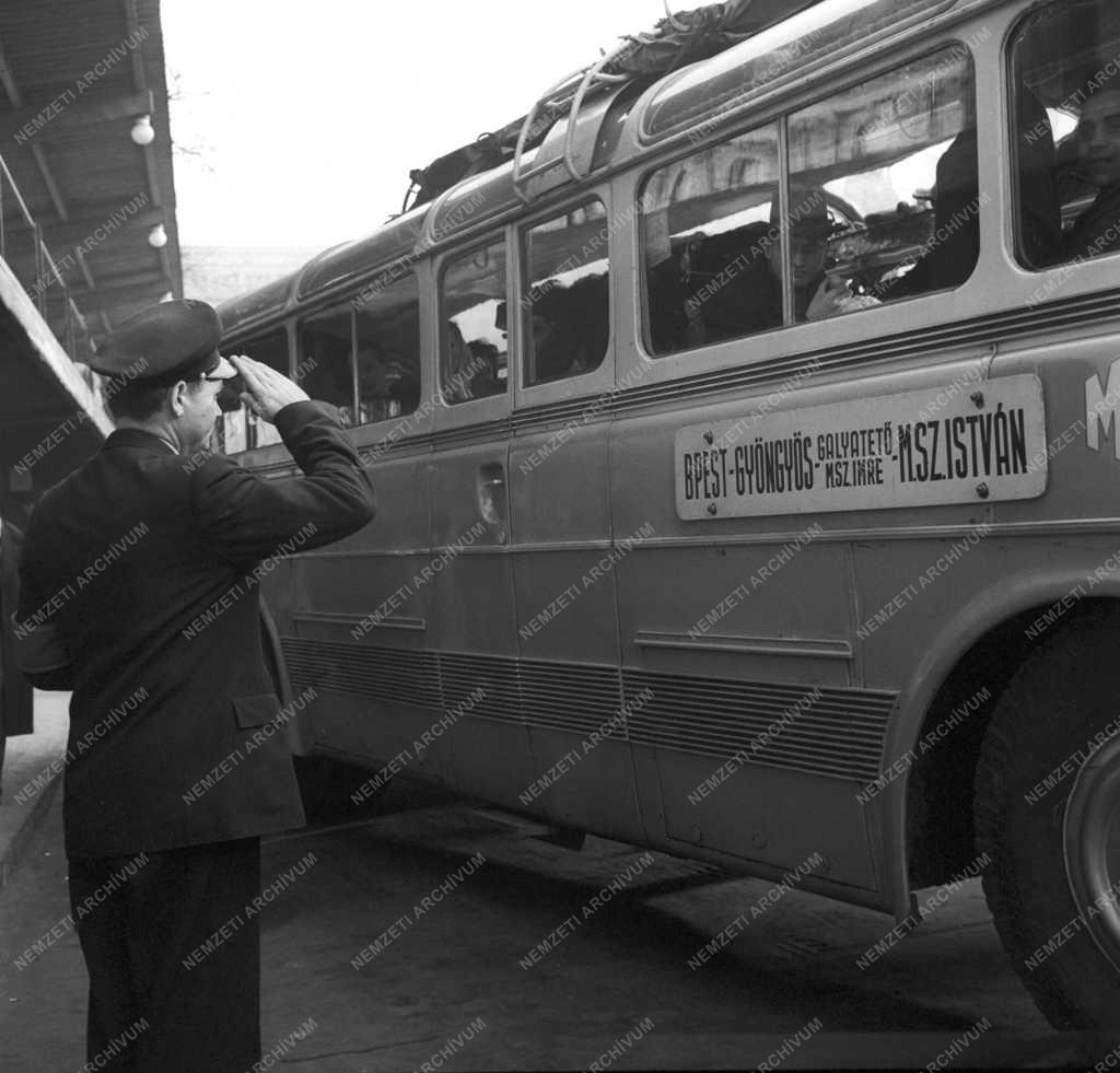 Közlekedés - Az Engels téri buszpályaudvar