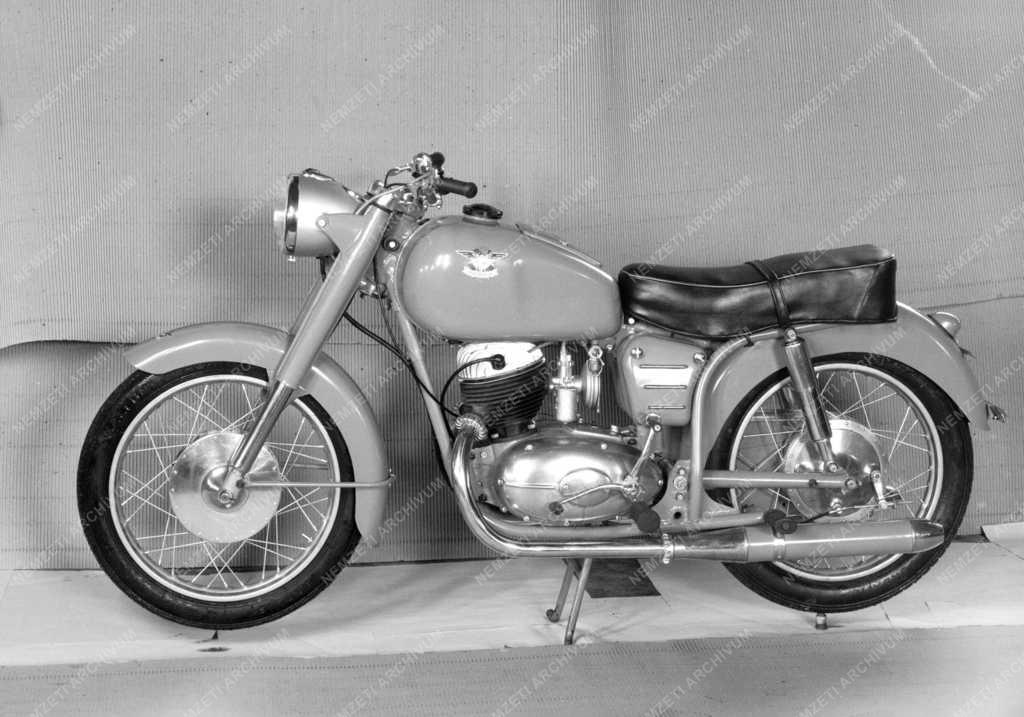 Járműipar - Pannónia TLT motorkerékpár
