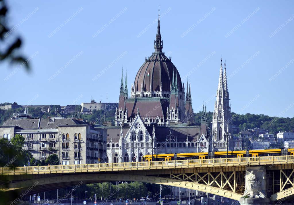 Városkép - Budapest - A Margit híd és a Parlament