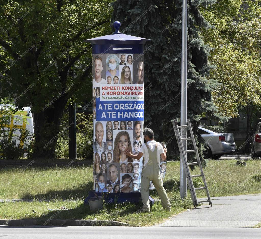Városkép - Budapest - Plakátragasztó dolgozik a Füredi úti lakótelepen