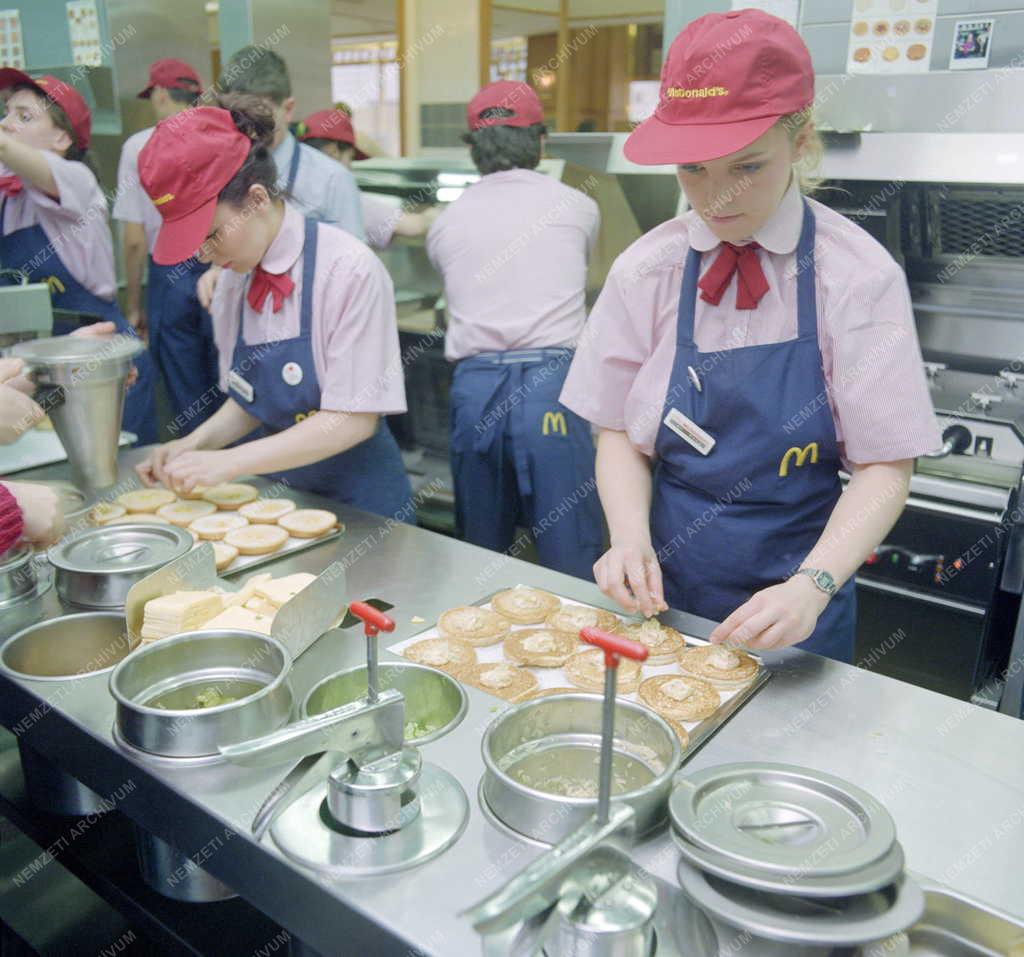 Vendéglátás - Fiatalok a McDonald's konyháján