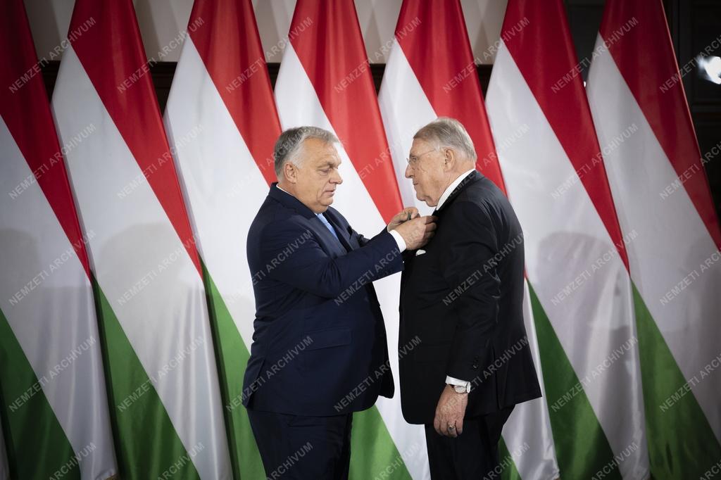 Orbán Viktor kitüntette Klaus Mangoldot