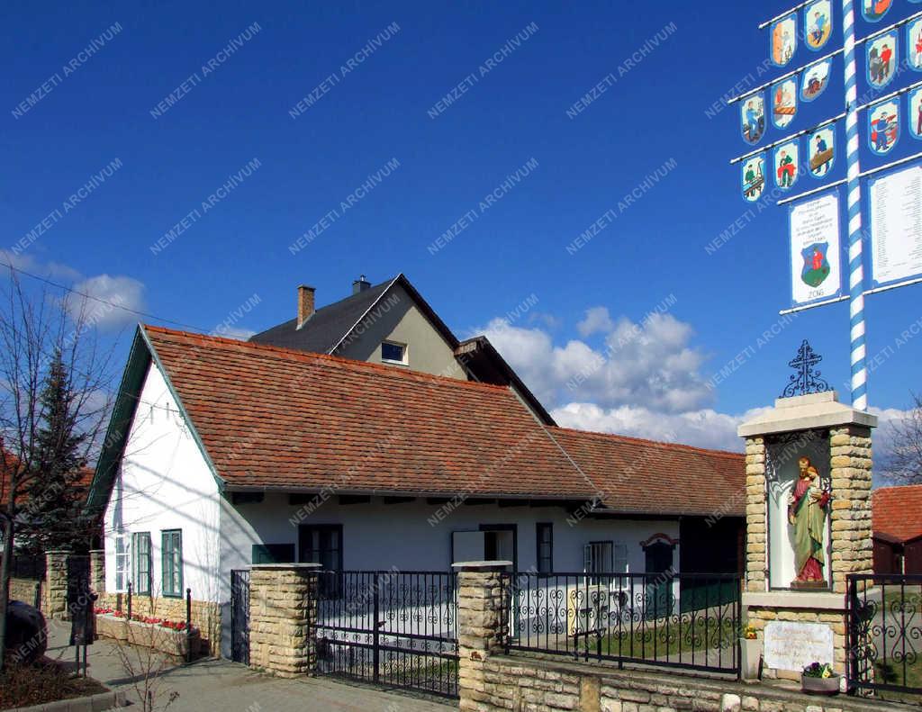 Településkép - Solymár - Régi svábház Szent József szobrával