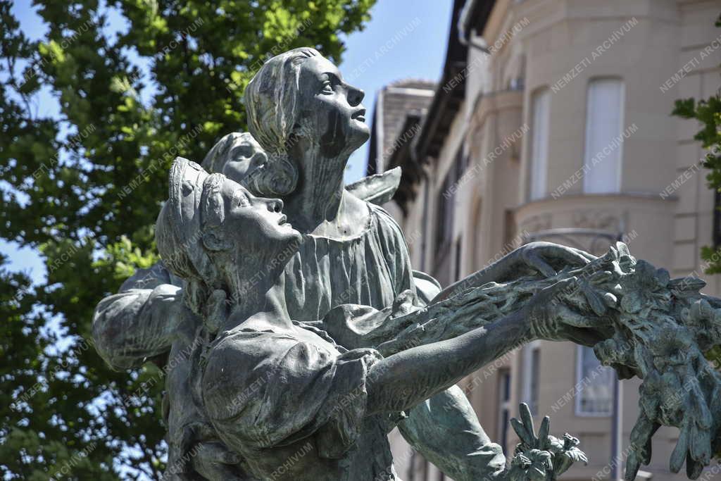 A Szent Imre-szobor részlete a Móricz Zsigmond körtéren