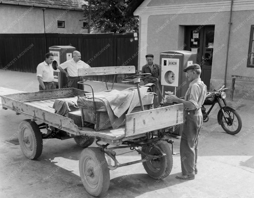 Közlekedés - Motorizált gumikerekű egykori lovaskocsi