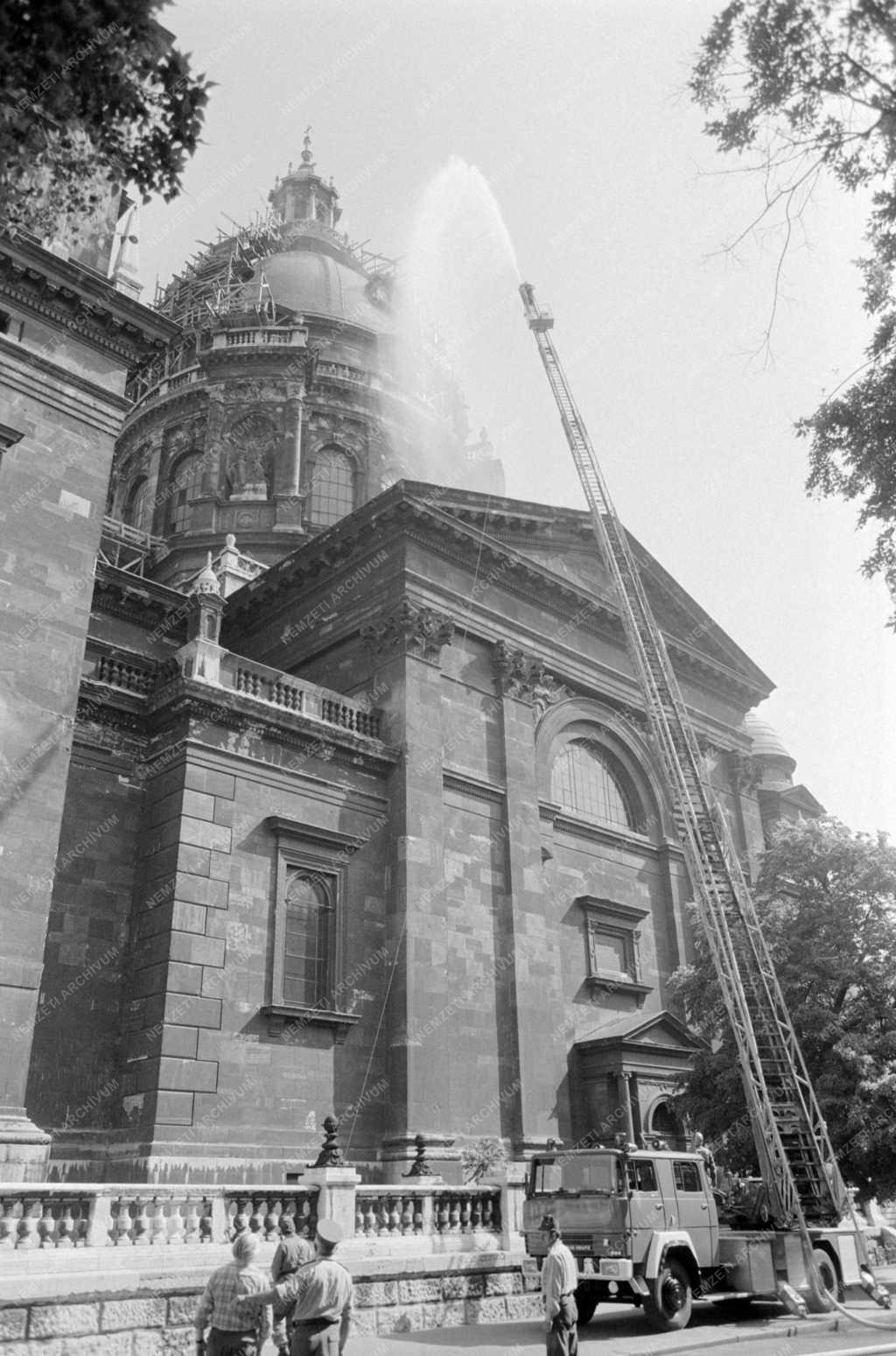 Életkép - Tűzoltási gyakorlat a bazilikánál