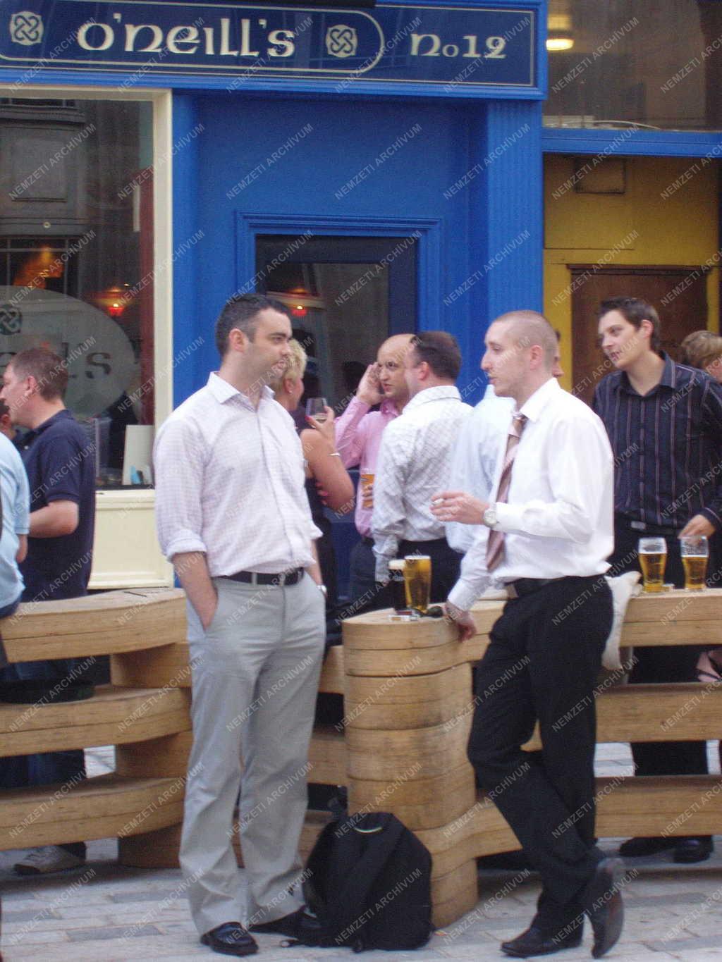 London -  A City egyik pubja előtt