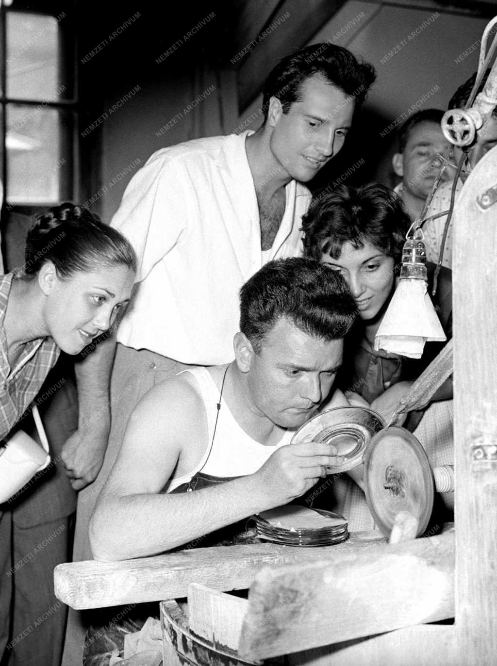 Kultúra - Operaházi művészek az üveggyárban