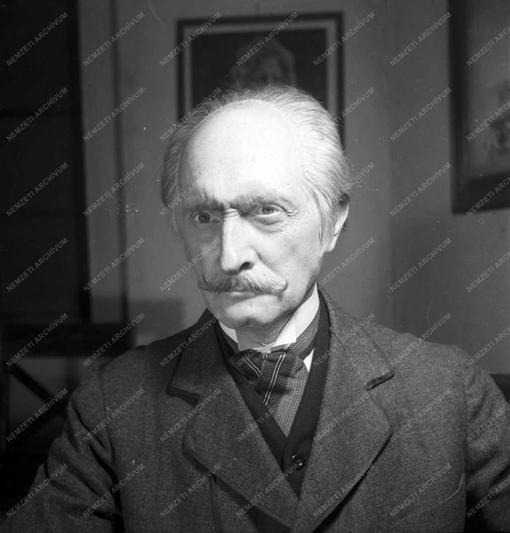 Színház - Légy jó mindhalálig - Ifjúsági Színház 
