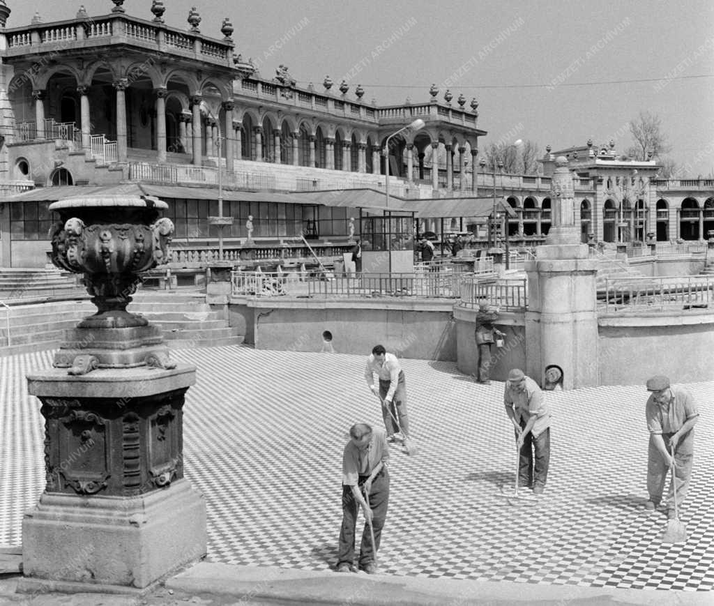 Szabadidő - Nyárra készülnek a Széchenyi gyógyfürdőben