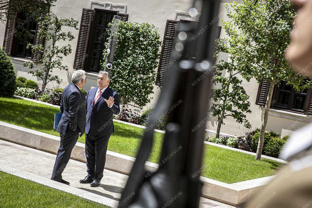 Orbán Viktor a portugál miniszterelnökkel tárgyal 