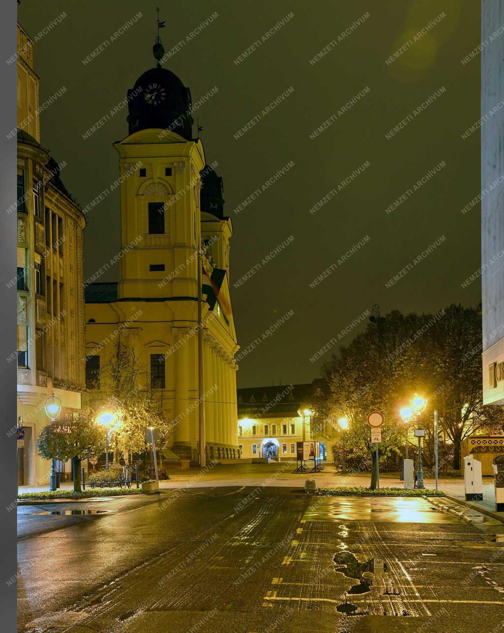 Városkép - Időjárás - Esős őszi időjárás az esti Debrecenben