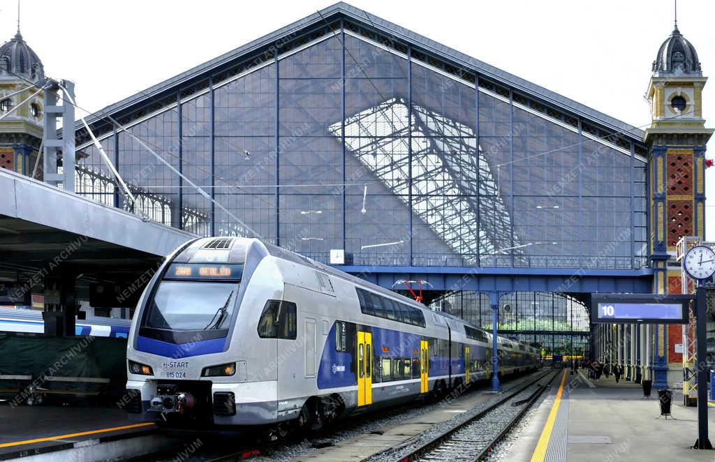 Közlekedés - Budapest - Emeletes vonat a felújított Nyugati pályaudvaron
