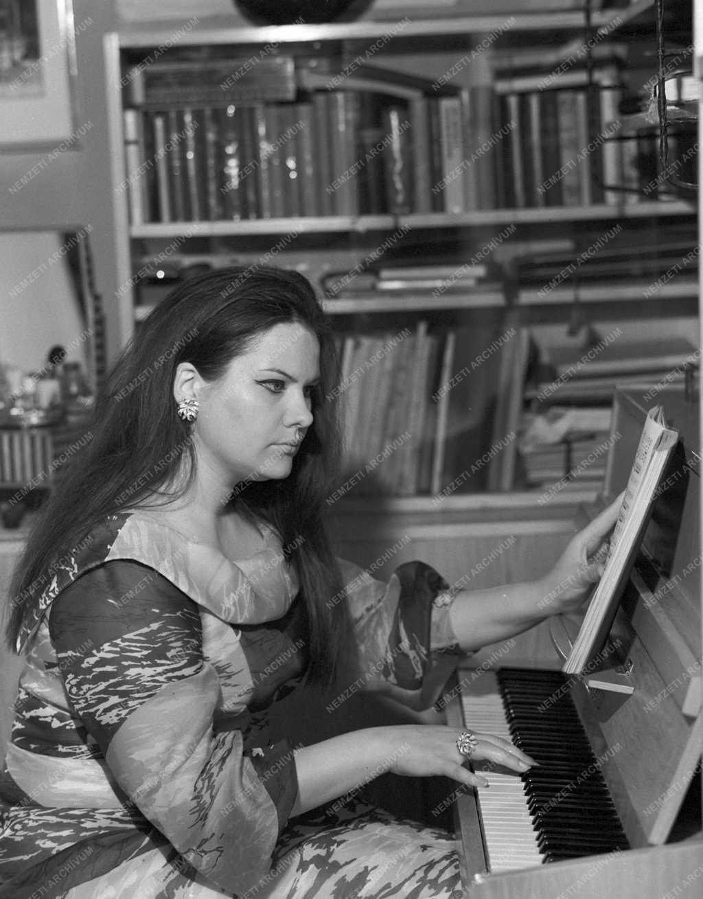 Személy - Komolyzene - Marton Éva  