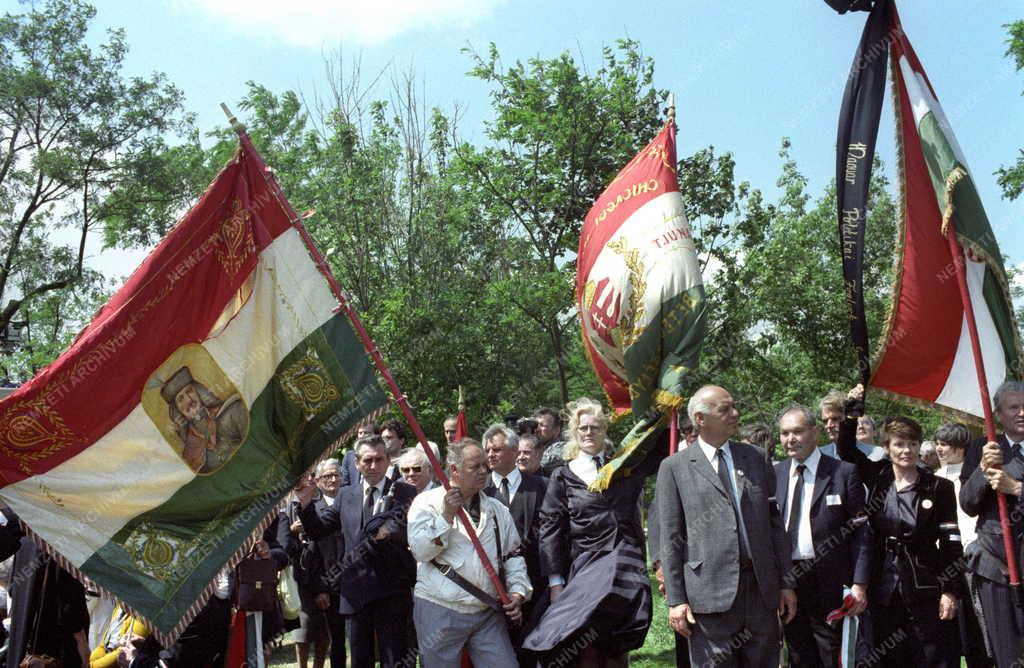 Belpolitika - Nagy Imre és mártírtársai újratemetése