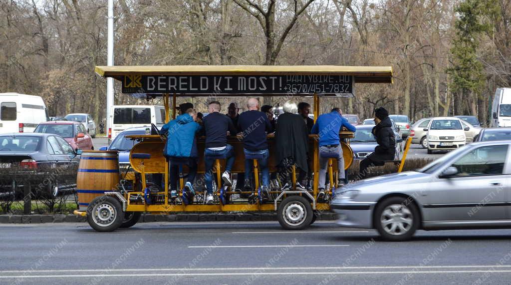 Idegenforgalom - Budapest - Sörbicikli a Dózsa György úton