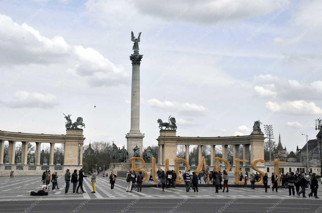 Idegenforgalom - Budapest - Térplasztika a Hősök terén