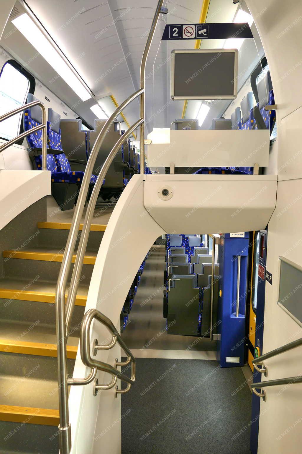 Közlekedés - Budapest - Emeletes vonat a felújított Nyugati pályaudvaron