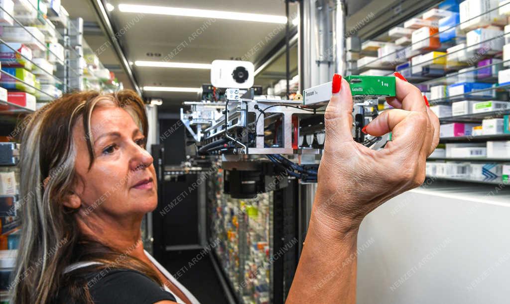 Egészségügy - Debrecen - Patikai robot 