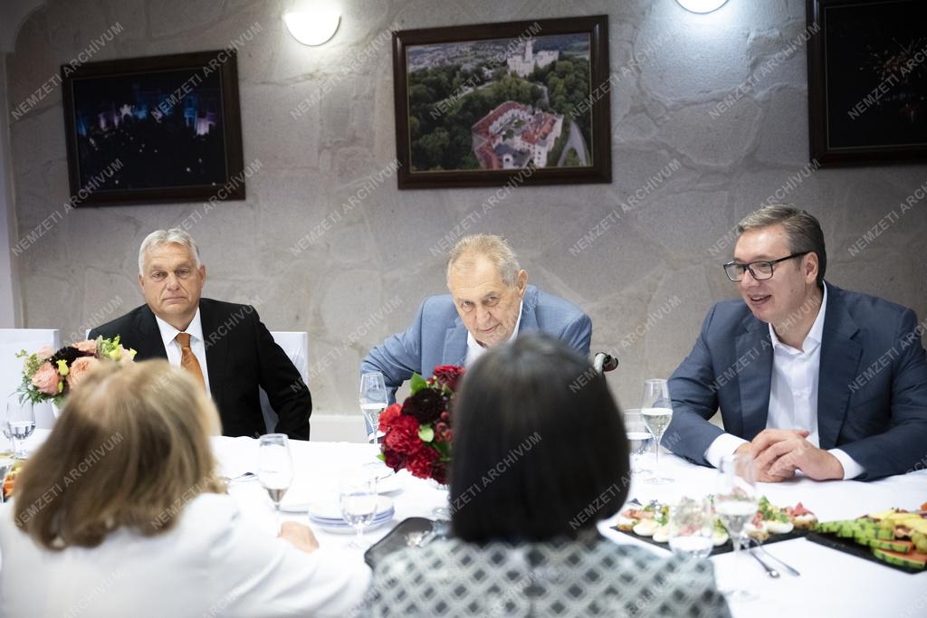 Orbán Viktor Csehországba utazott