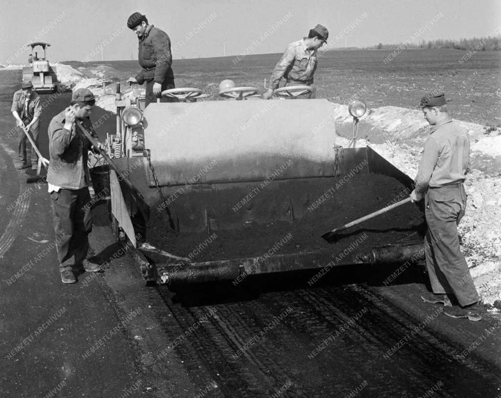 Építőipar - Épül a Balatoni műút