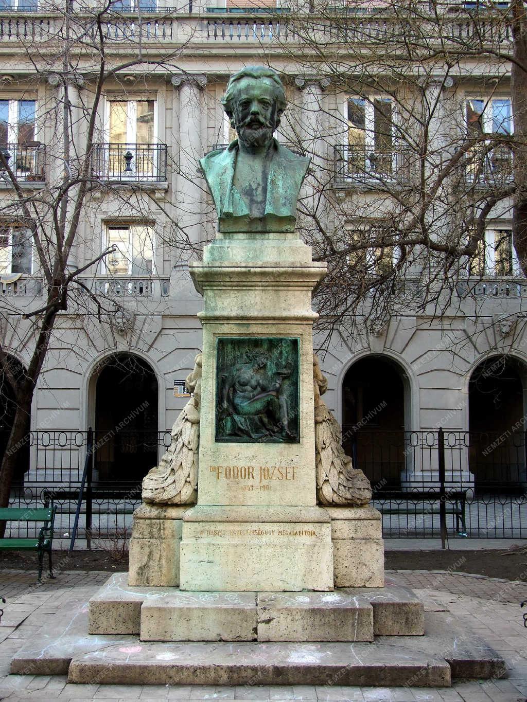 Köztéri szobor - Budapest - Dr. Fodor József  emlékműve