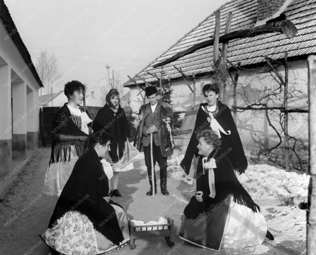Népszokás - Karácsonyi bölcsőcske Vitnyéden