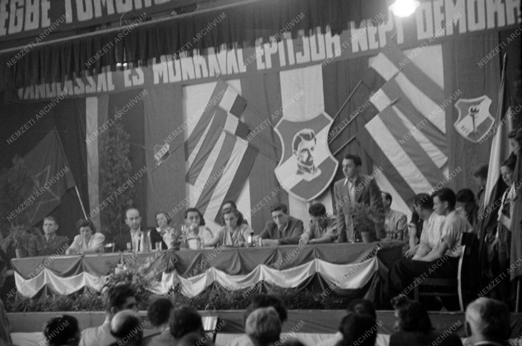 Belpolitika - Nagygyűlés a Láng Gépgyár kultúrházában
