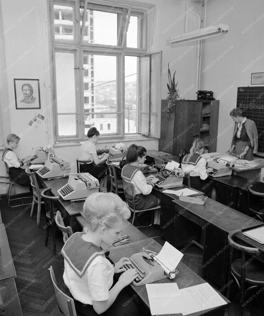 Oktatás - Gépírásból érettségiző diáklányok