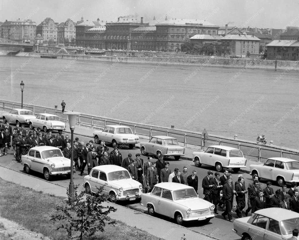 Életkép - Ballagás a Műegyetemen
