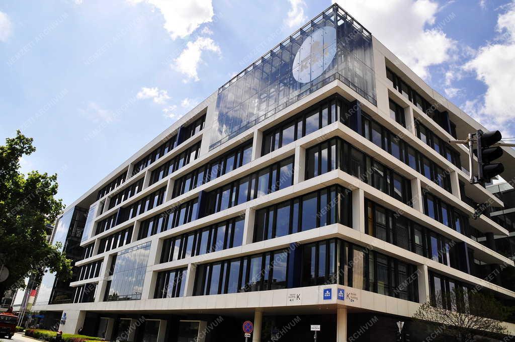Pénzügy - Kereskedelmi és Hitelbank irodaépülete