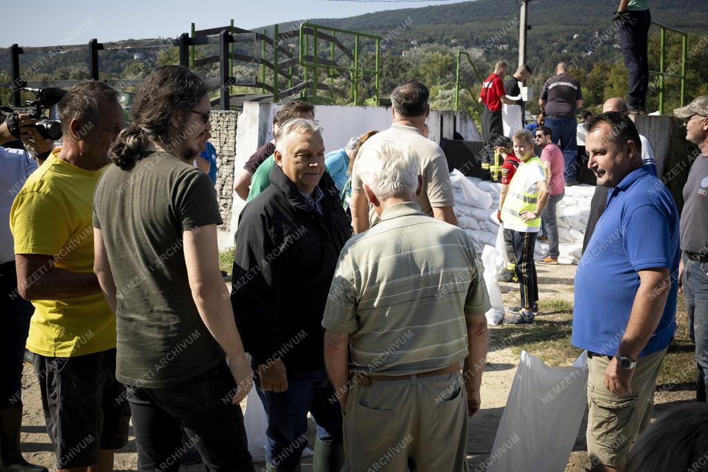 Árvíz - Orbán Viktor a Szentendrei-szigeten, Pócsmegyeren folytatta ellenőrző körútját