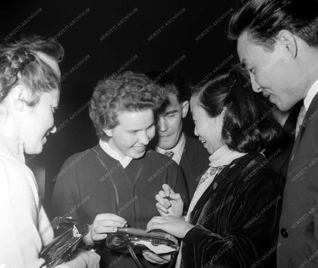 Külkapcsolat - Komszomolista turisták az egyetemen