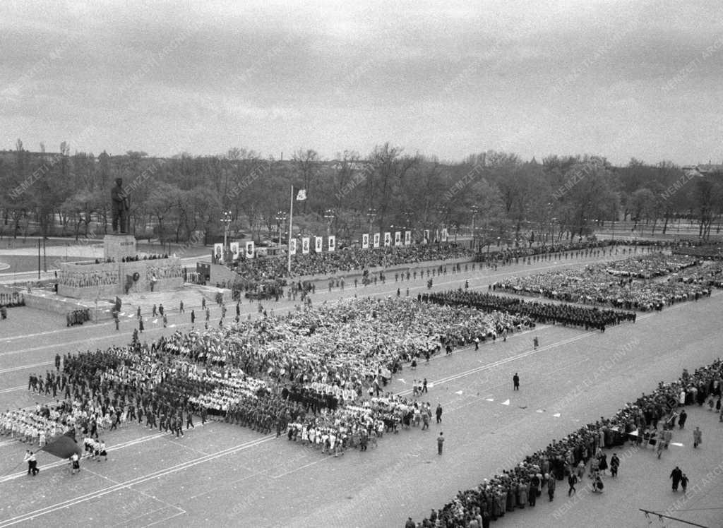 Ünnep - Május elsejei felvonulás Budapesten