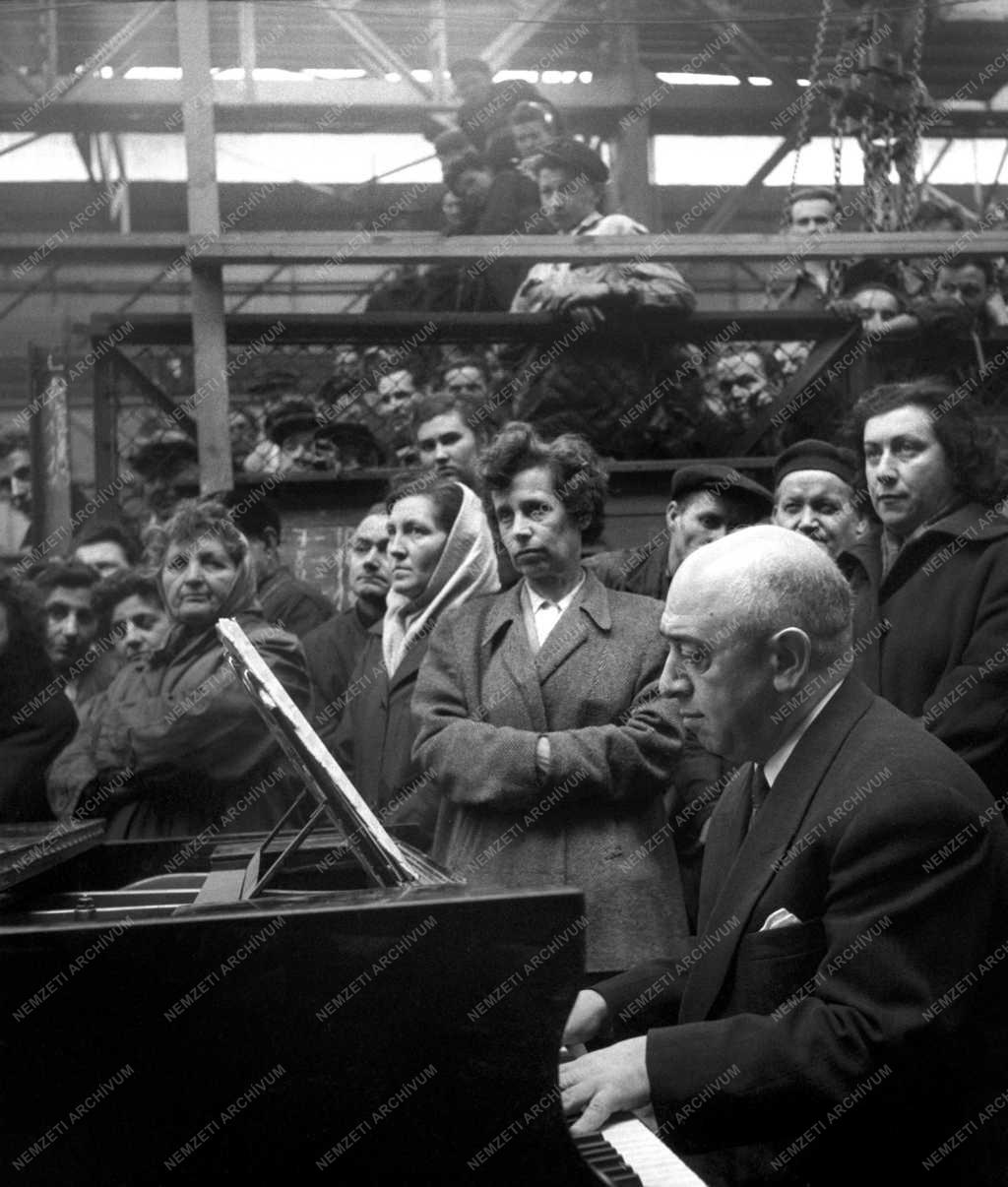 Üzemi koncert. Szovjet művészek koncertje a Klement Gottwald Gyárban