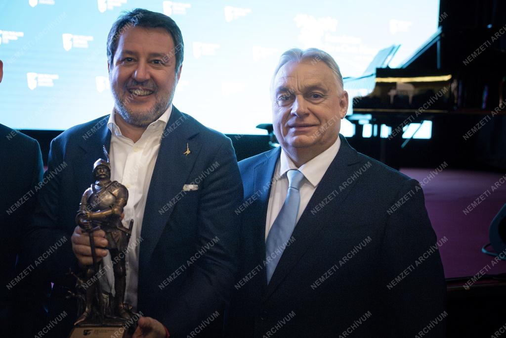 Orbán Viktor átadta Matteo Salvininek a Hunyadi János-díjat 