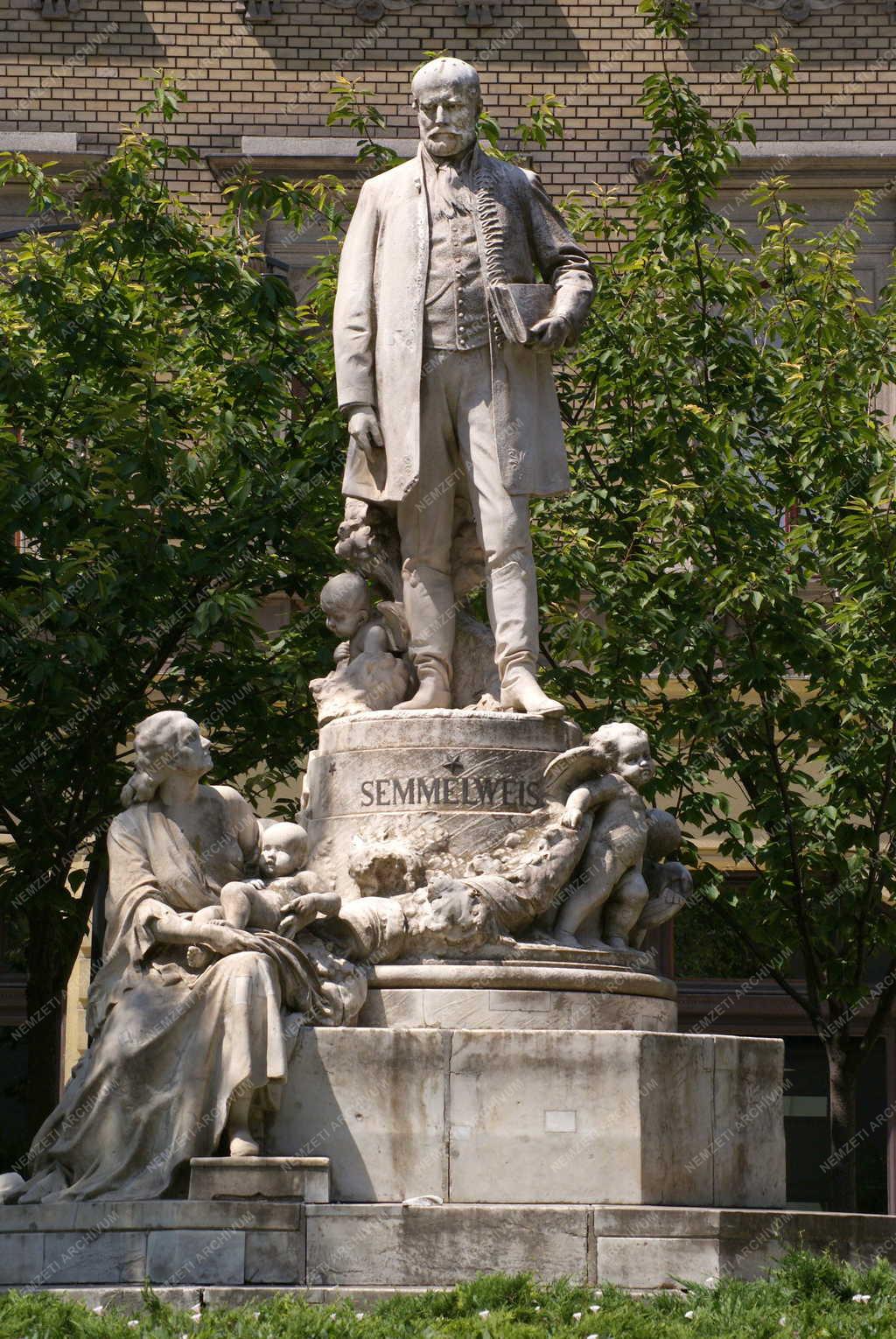 Semmelweis Ignác szobra 