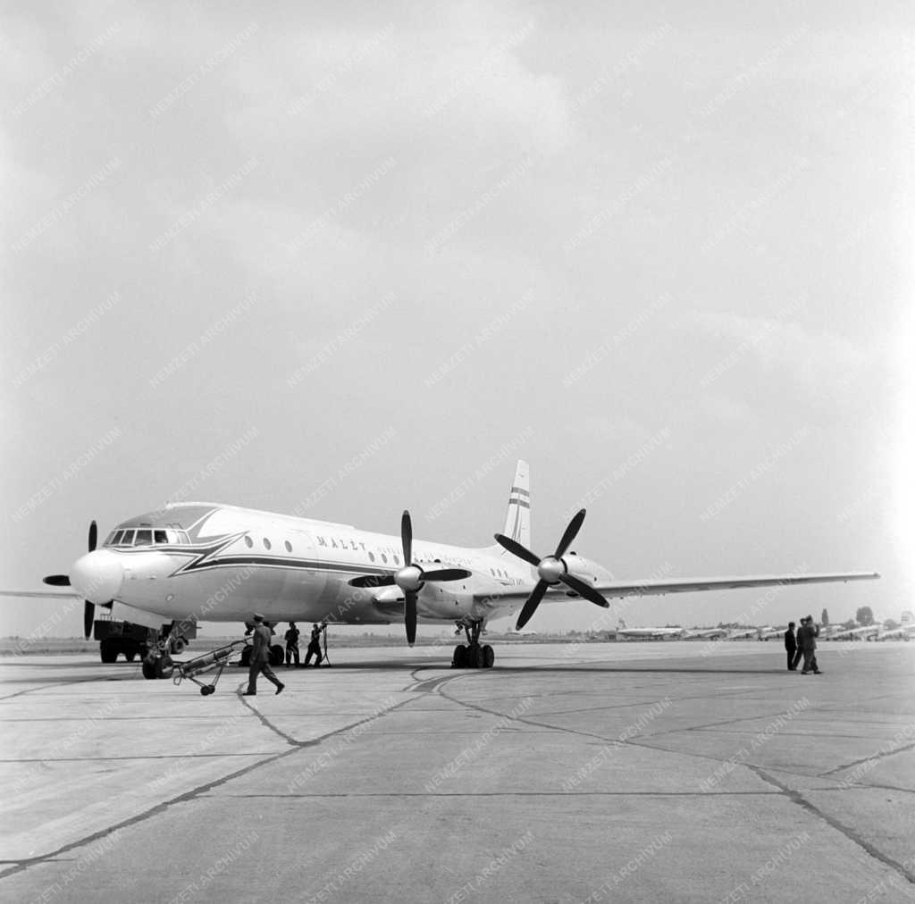Közlekedés - Malév Il-18V repülőgép 
