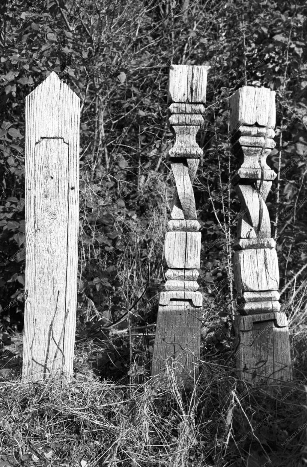 Néprajz - Fejfák a dunapataji temetőben