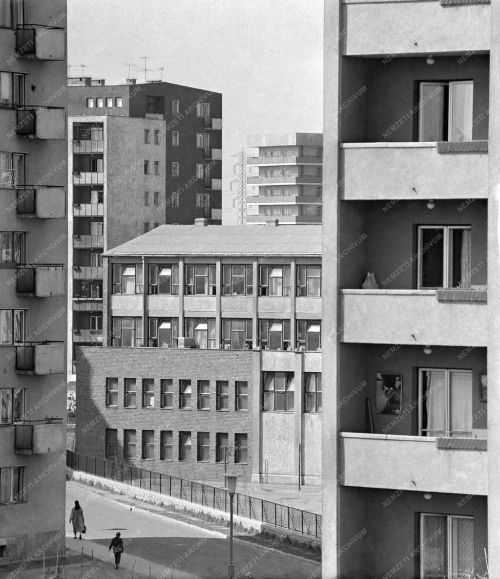 Településfejlesztés - Befejezés előtt a József Attila lakótelep építése