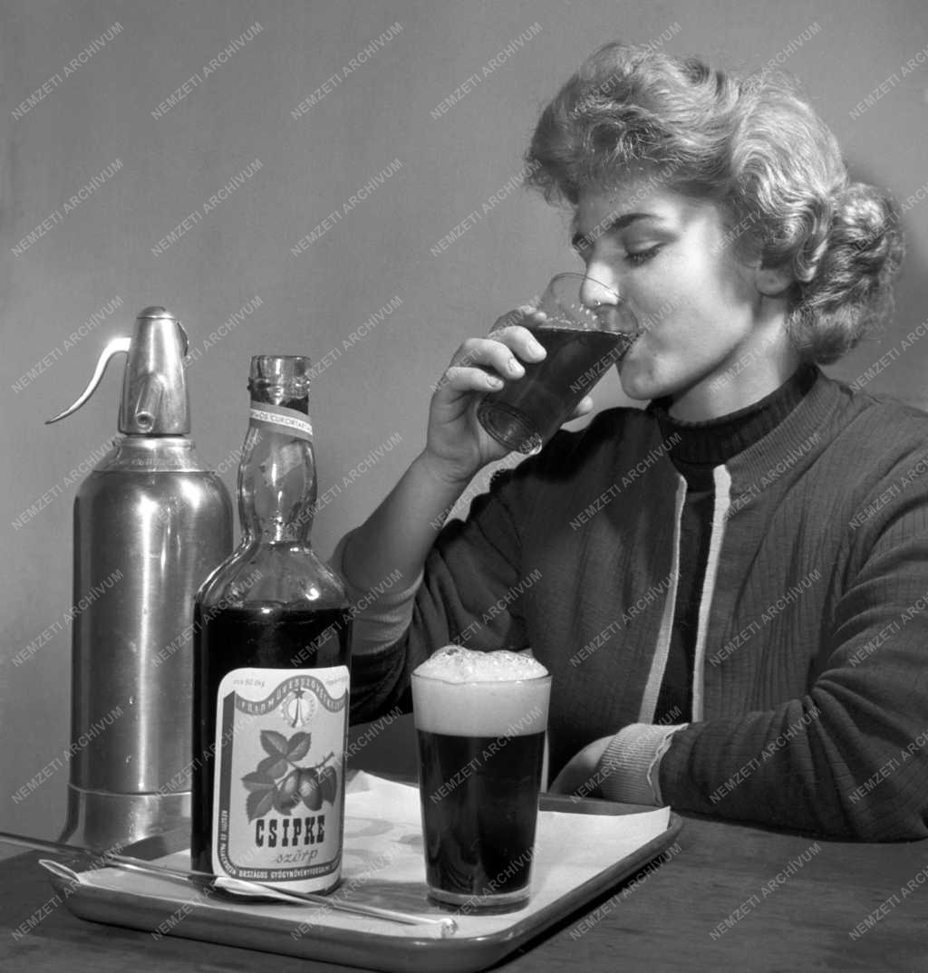 Élelmiszeripar - Csipkeszörp a Herbária Szövetkezettől