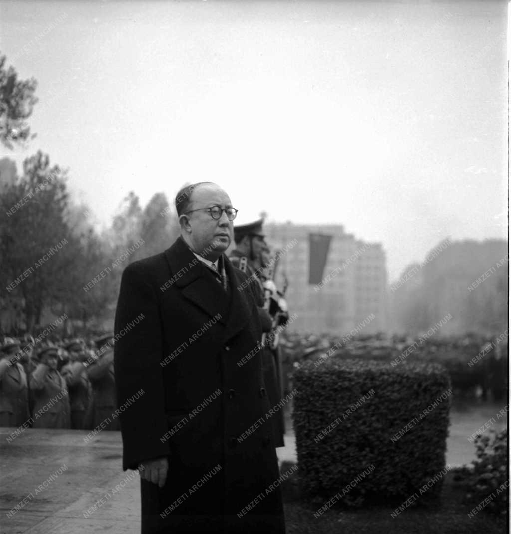 Belpolitika - A Szabadság téri szovjet emlékmű koszorúzása